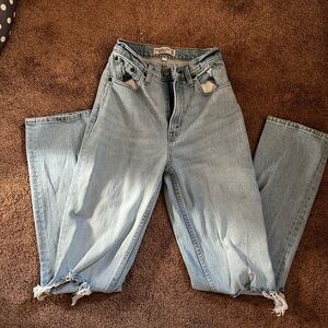 Abercrombie & Fitch 90’s Straight Leg Ultra High Rise Curve Love in Light Wash